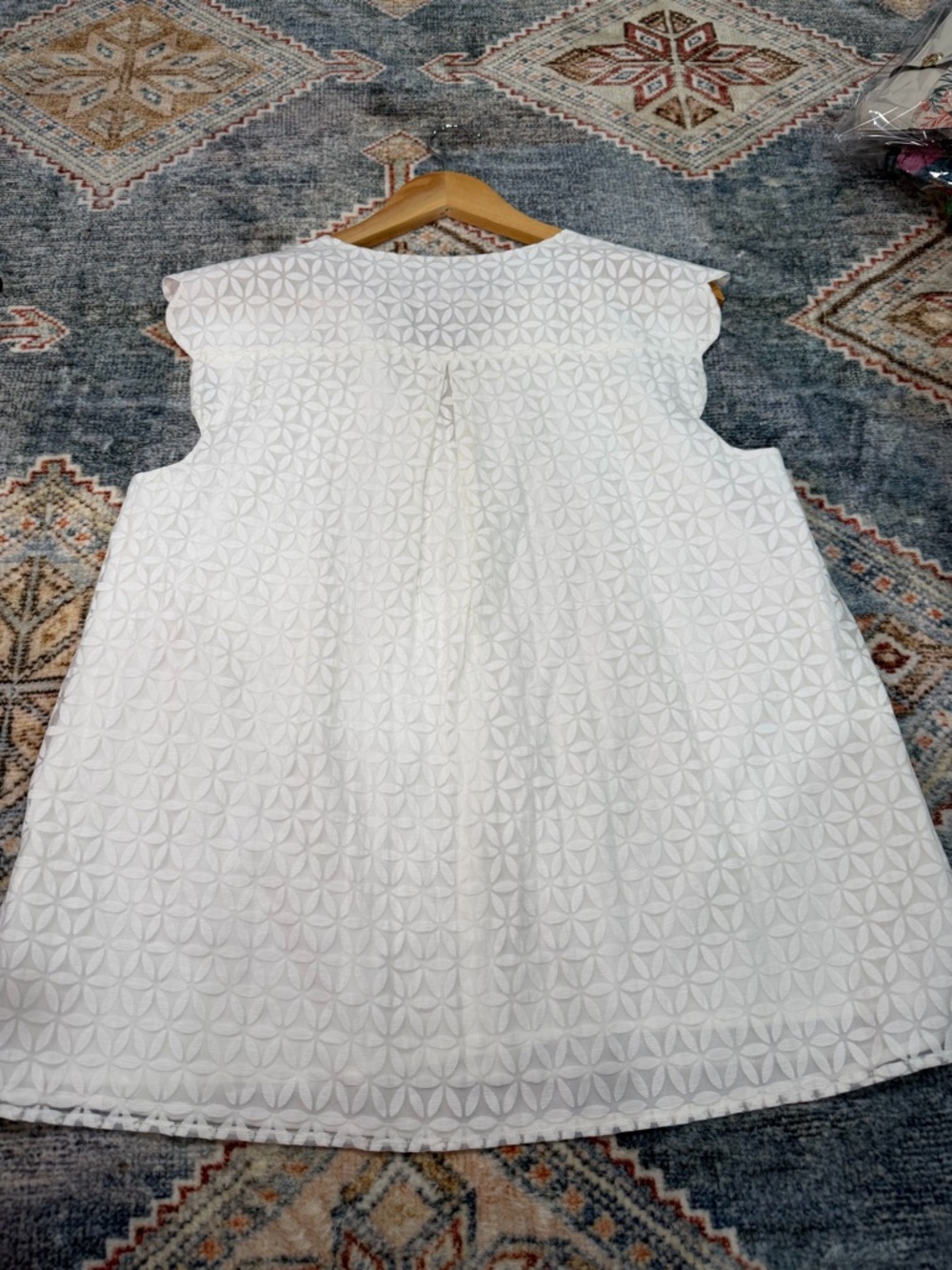 Preston & York White Sleeveless Textured Split-Neck Tunic - Picture 4 of 5